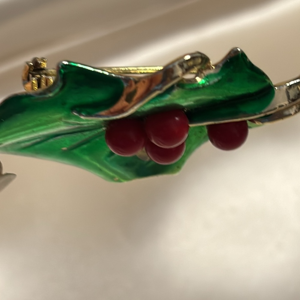 Beautiful vintage gold tone holly/berry brooch!! - Picture 5 of 5